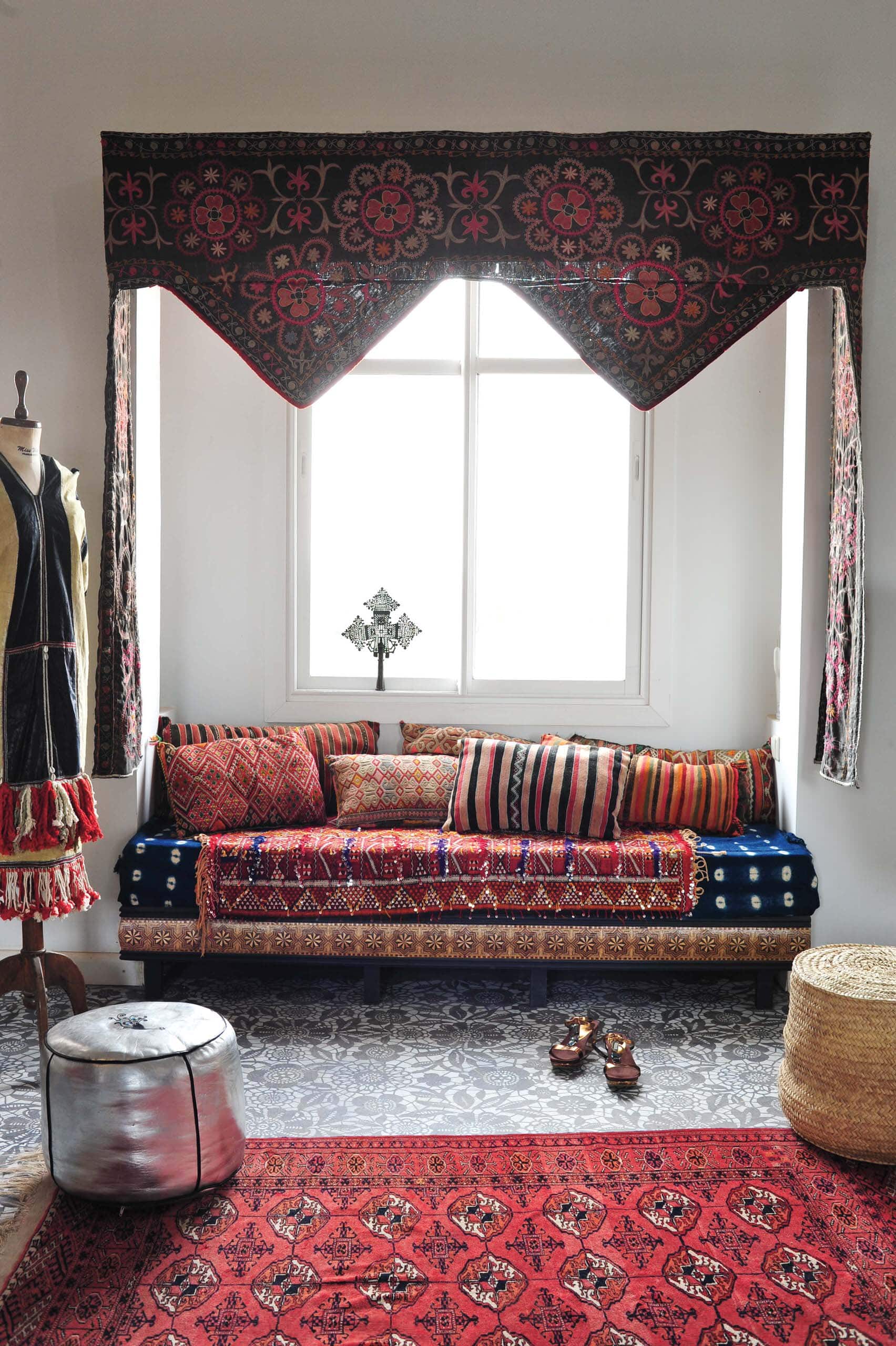 How to Design a Perfect Gypsy Bohemian Living Room – 12 Tips