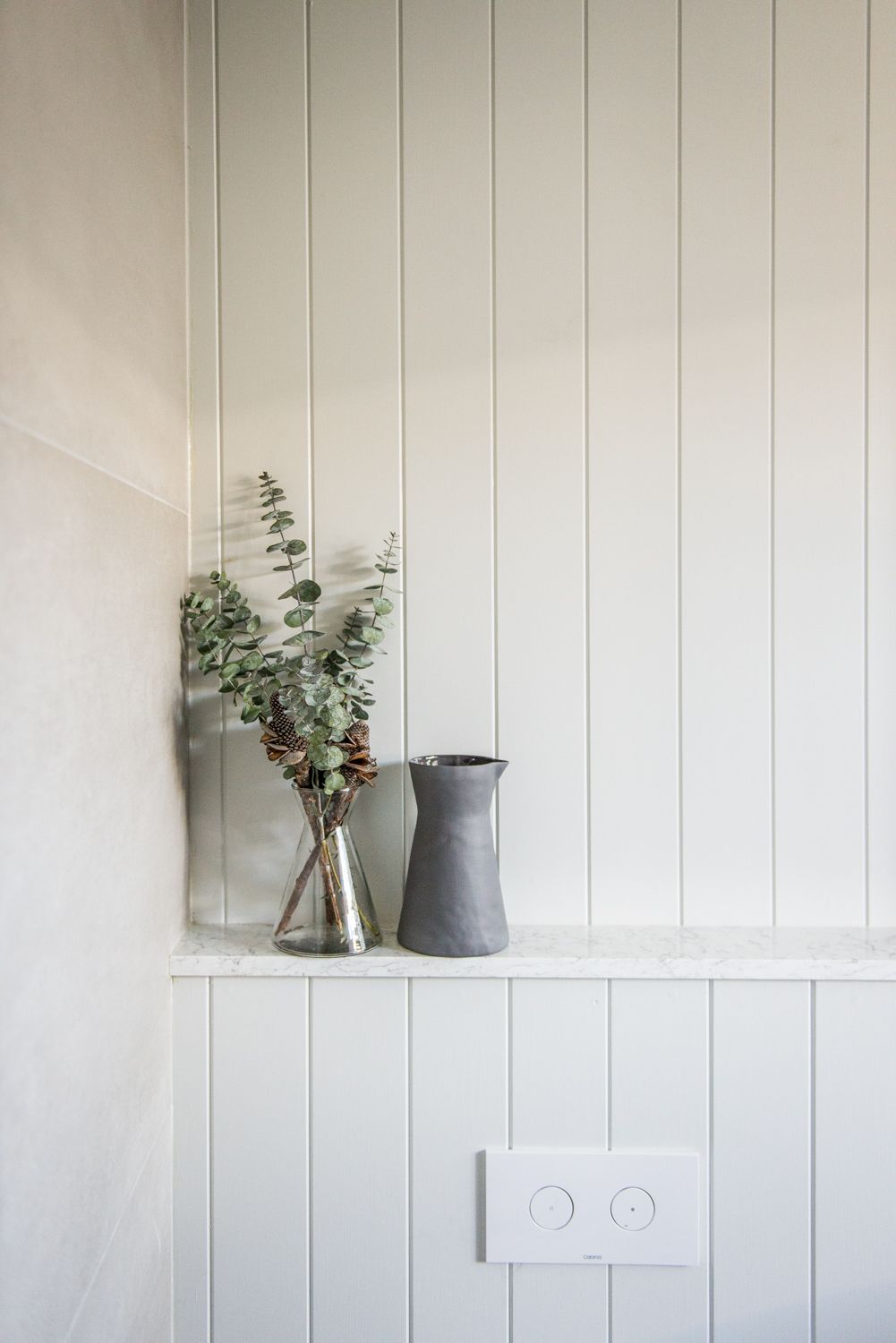 How to Decorate a Half Wall with vases and dry plants