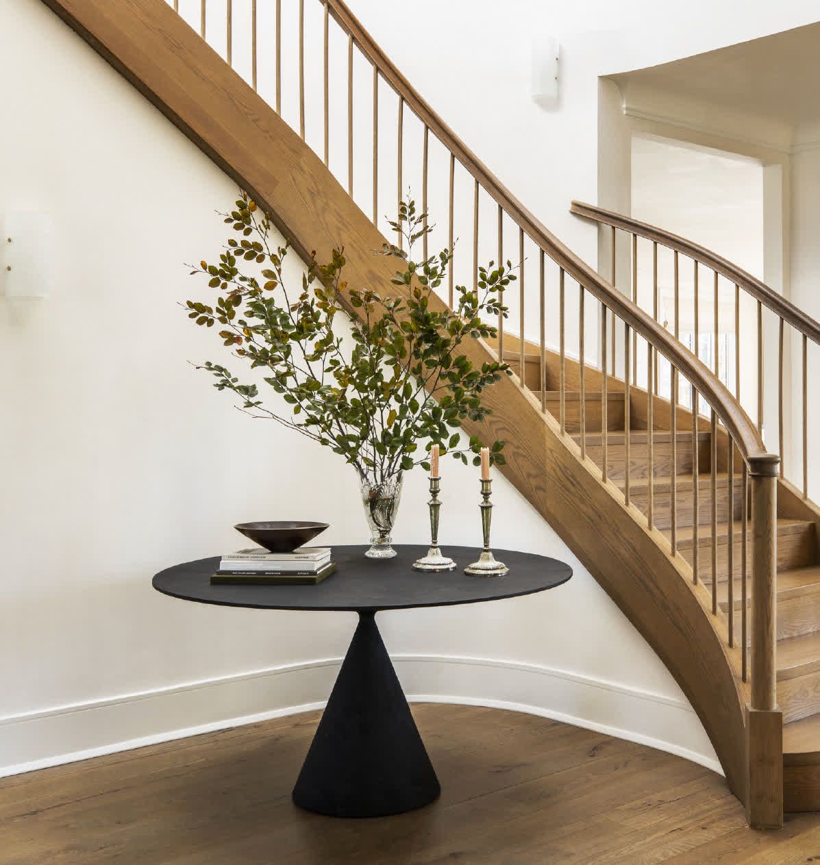 How to Decorate a Curved Wall Entry – Curved Wall Decor Ideas