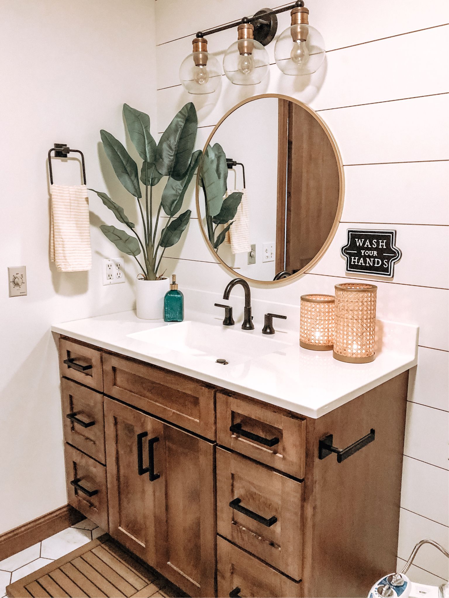 Use a Framed Mirror to Enhance the Look of your Bathroom Countertop