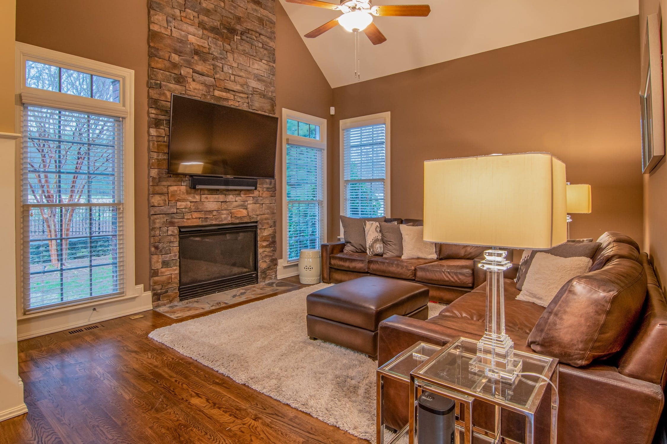 What colors should be used when arranging living room furniture with a tv and fireplace?
