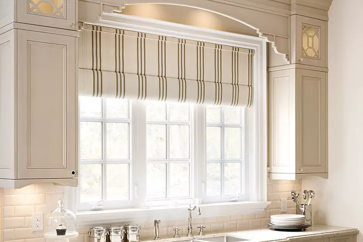 Decorate with bold with a bright patterned blind, which can effectively add some fun and pop of color.