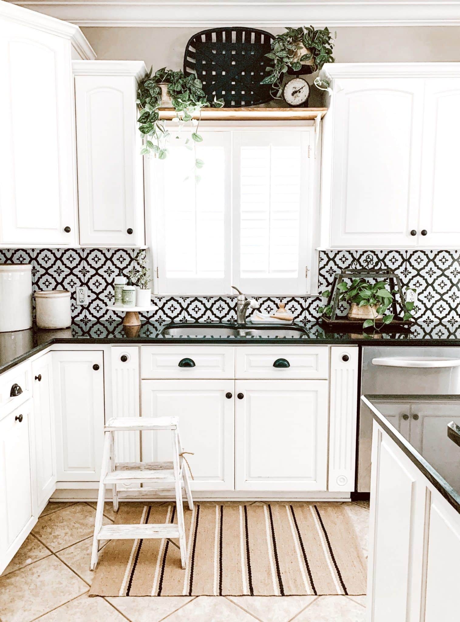Title: How to Decorate a Kitchen Window-10 Great Ideas | Bark&Chase Meta Description: Find out how to decorate your kitchen…