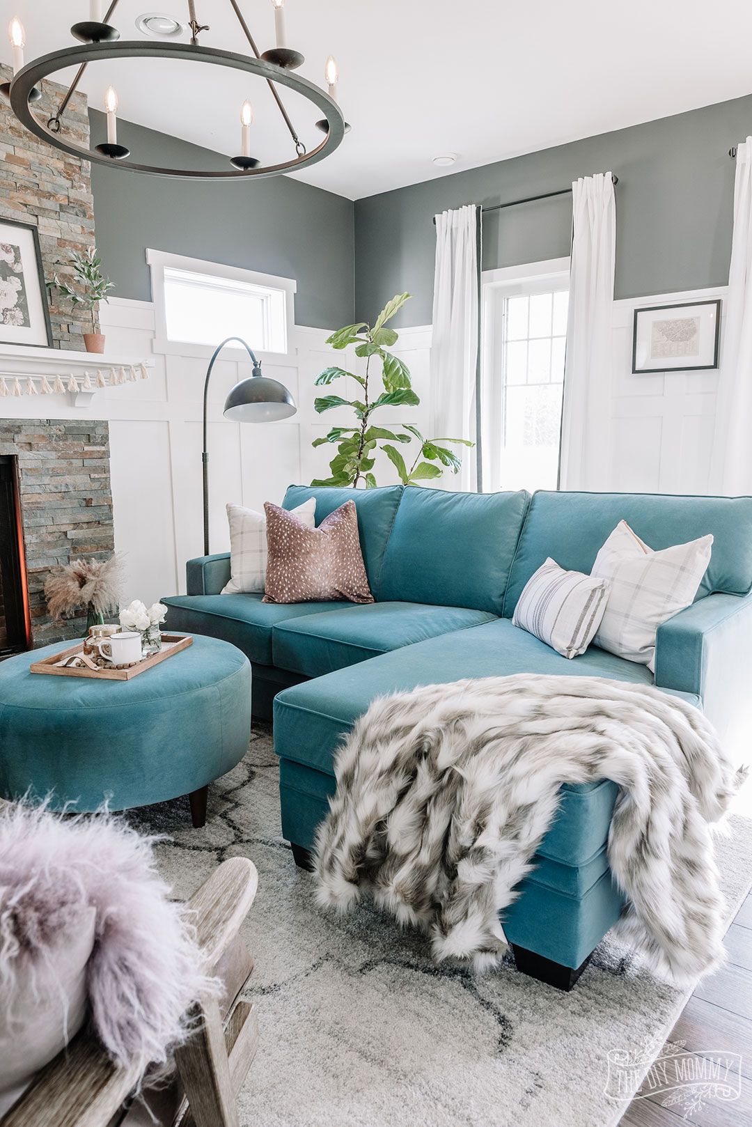 Teal and White – Try pairing beige tiles with teal paint on the walls for an intriguing contrast.