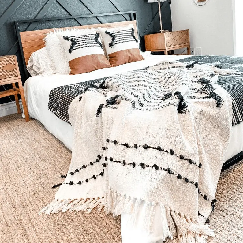 How to Decorate your Bed with a Throw Blanket – 10 Great Ideas