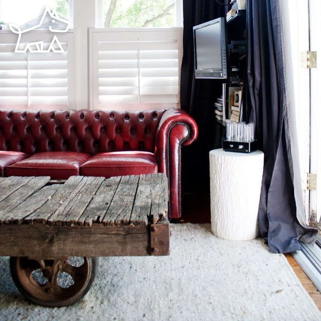 How to Decorate around a Burgundy Leather Sofa – 10 Ideas