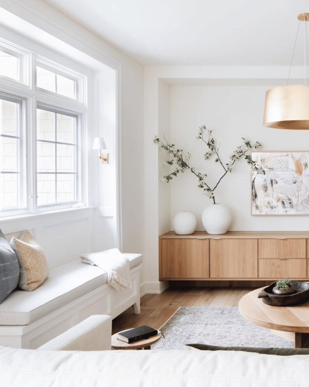 Opt for minimalist designs to create an airy atmosphere and add a touch of modernity to your room.