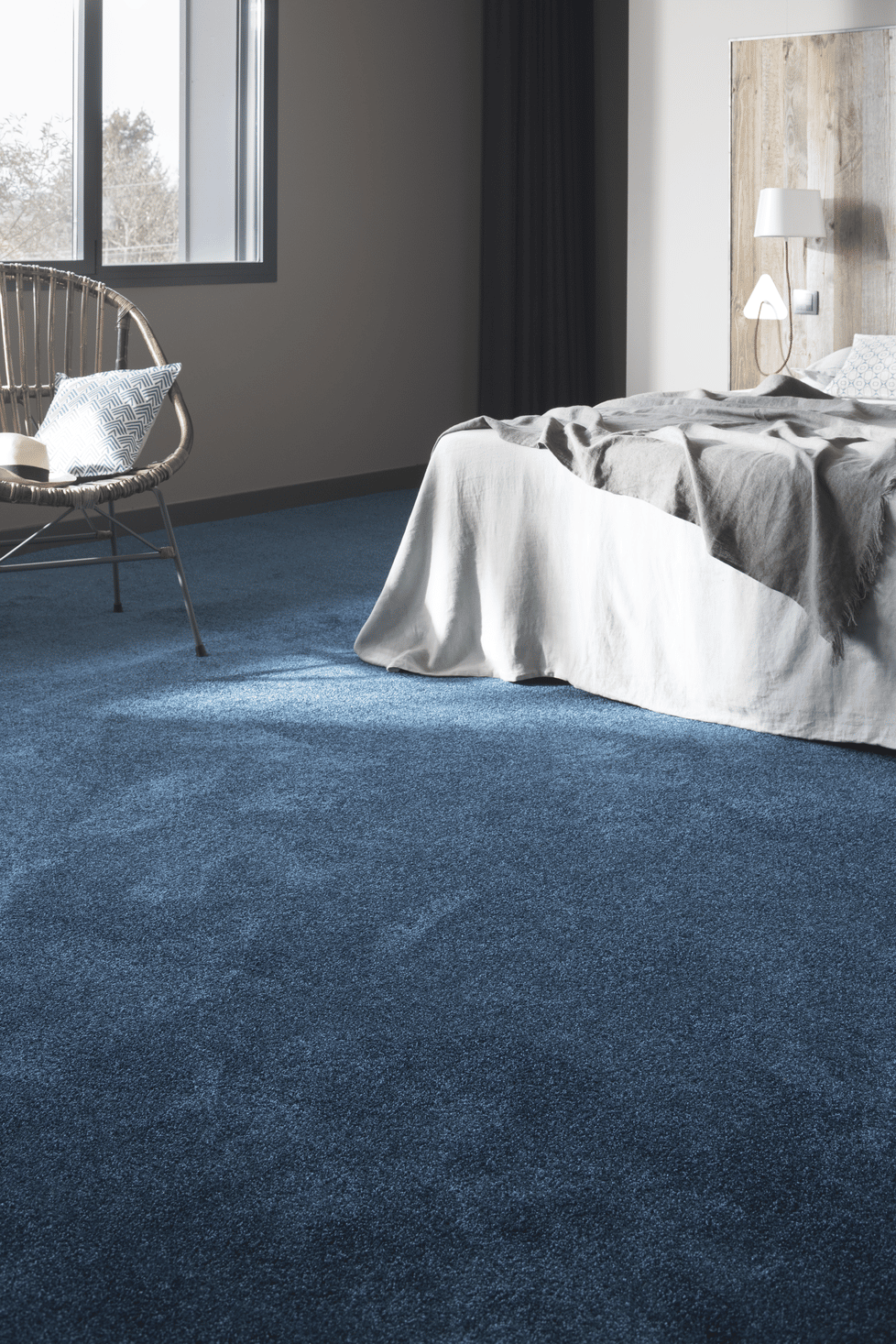How to Decorate a Bedroom with a Blue Carpet – 10 Room Ideas