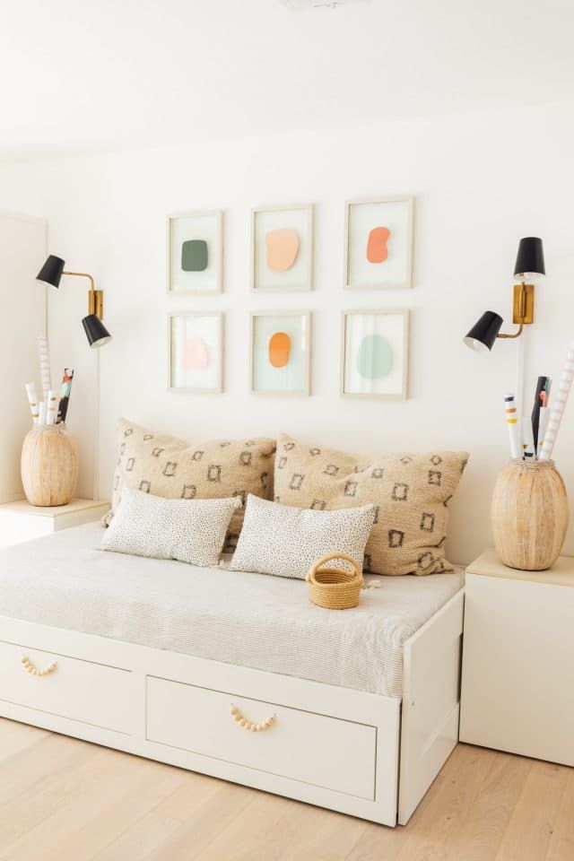 Versatility – Daybeds can be used as both a bed and a sofa, making them ideal for small spaces or multi-purpose rooms.