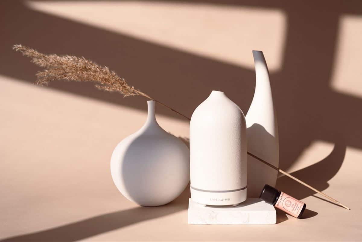 How to Use Essential Oils to Scent a Room Aromatherapy with Essential Oils: Using Smell to Create a Calming Atmosphere