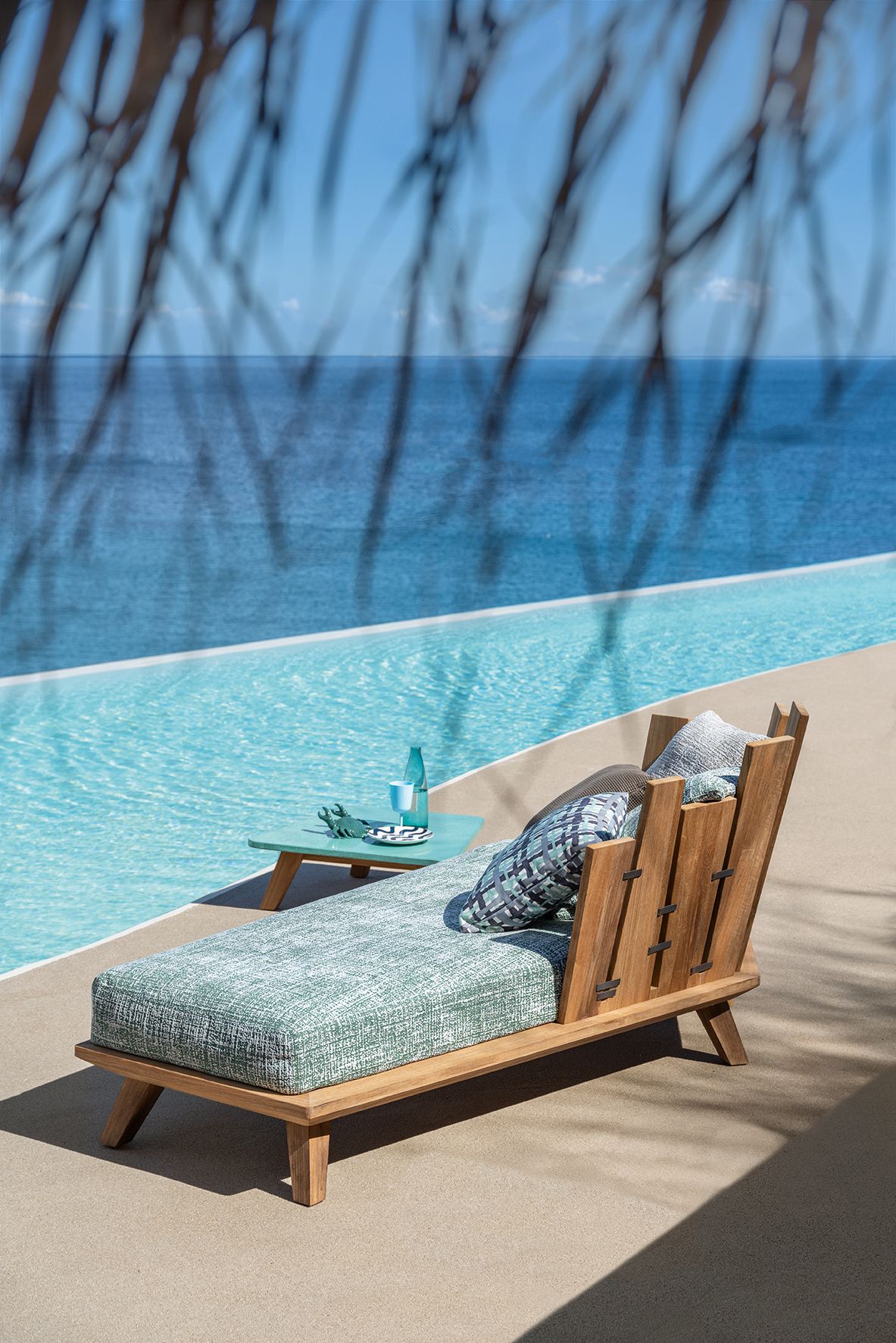 What Is a Poolside Daybed?