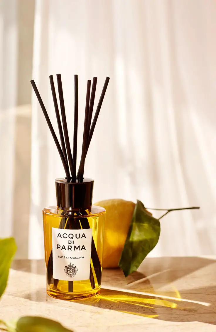 Reed Diffusers: Reed diffusers use reeds to diffuse essential oils into the air.