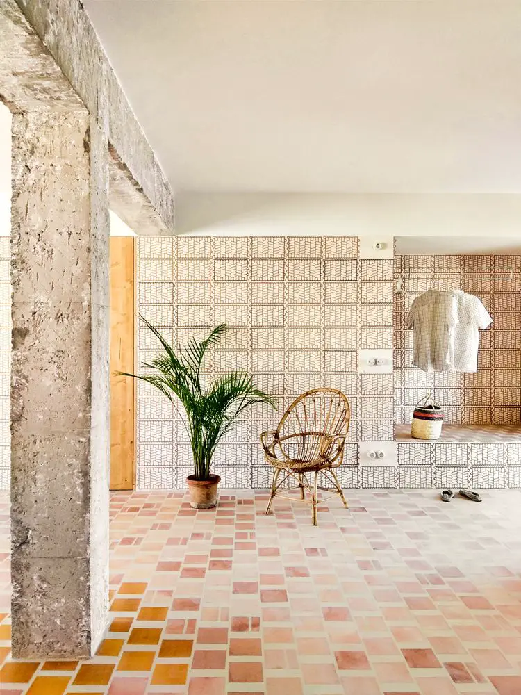 Alternating Elements for a Rhythmic Interior Design Scheme