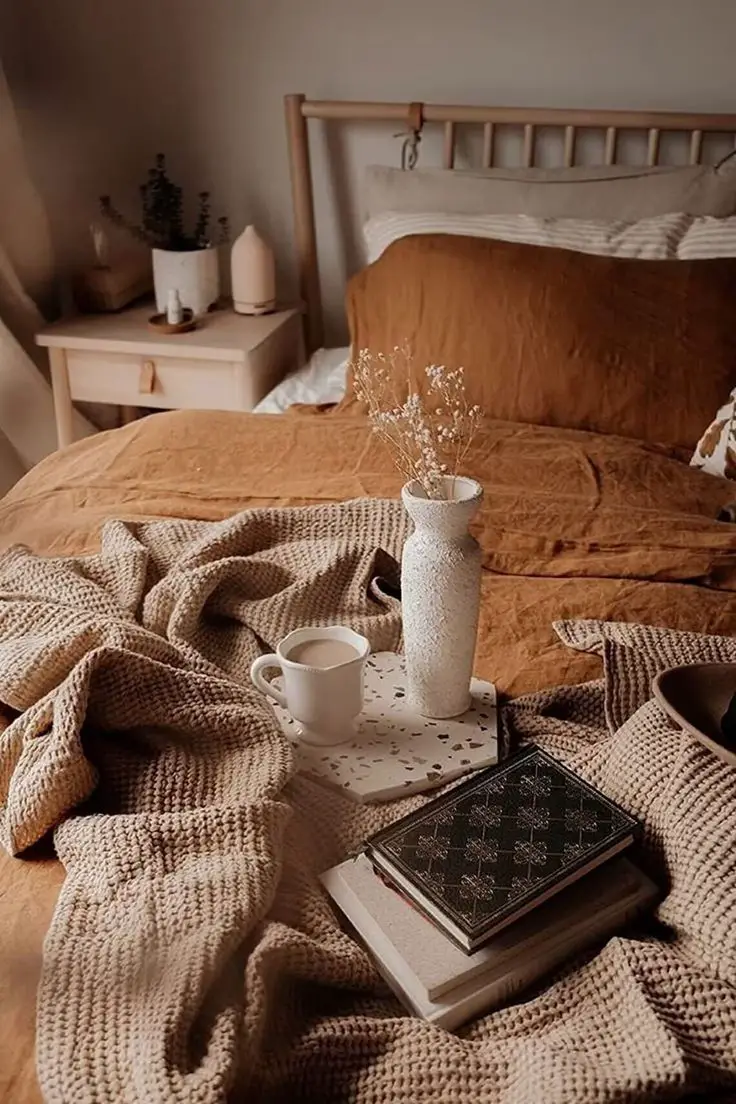 Can the use of texture in interior design impact a living room’s mood and emotional experience?