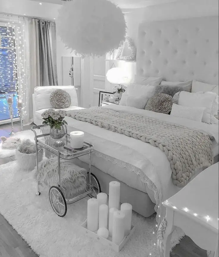 Silver is a neutral color that can have a calming effect, but it chooses a matte finish instead of a shiny one.