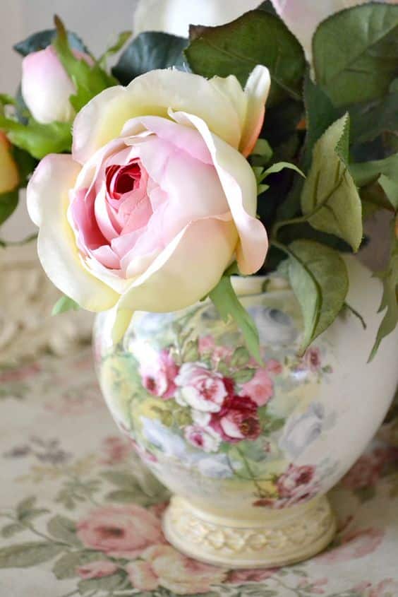 Are there any specific vase types or materials that work best for maintaining the health and beauty of roses?