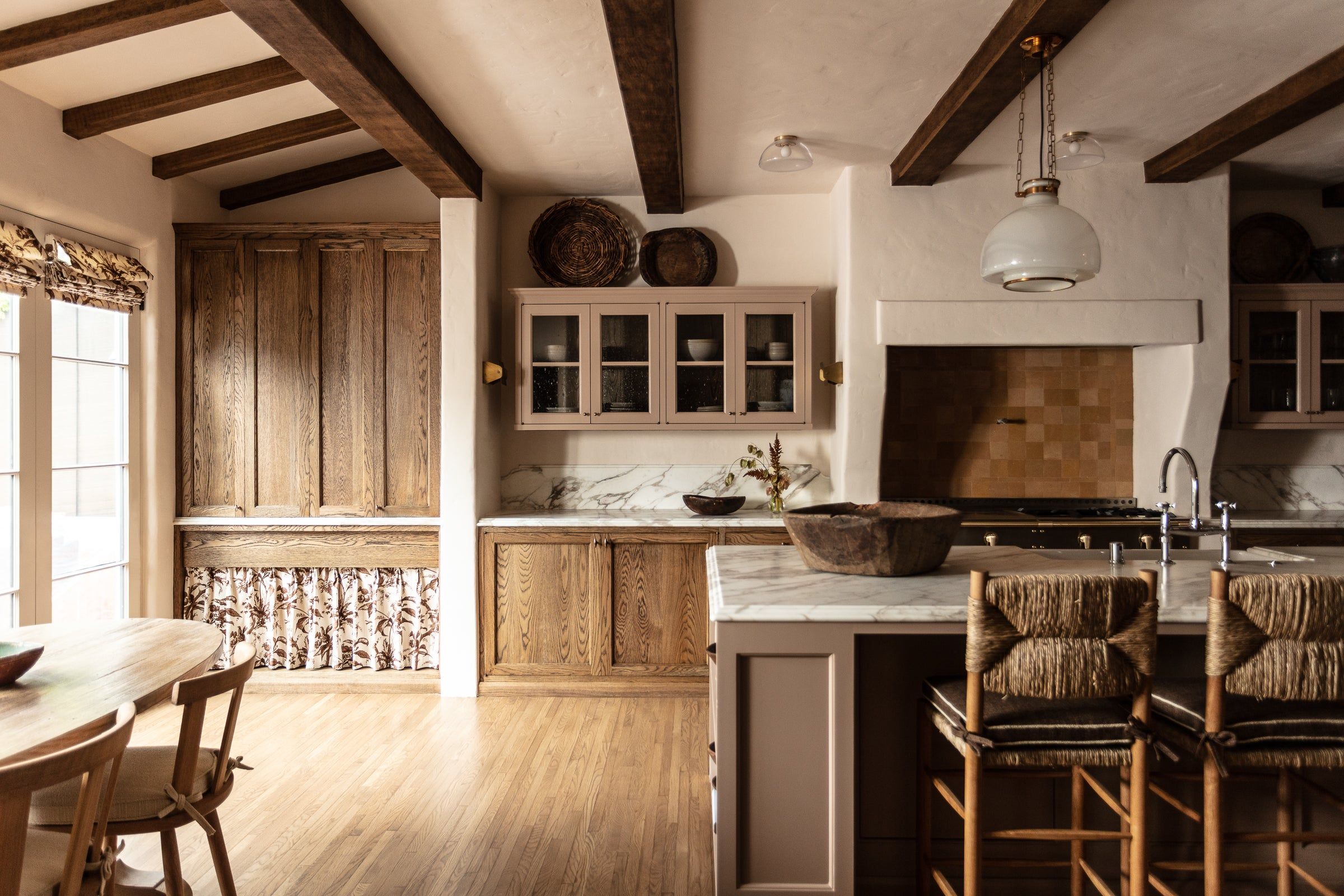 Bridging the Gap: Transforming the Space Between Cabinets and Ceiling