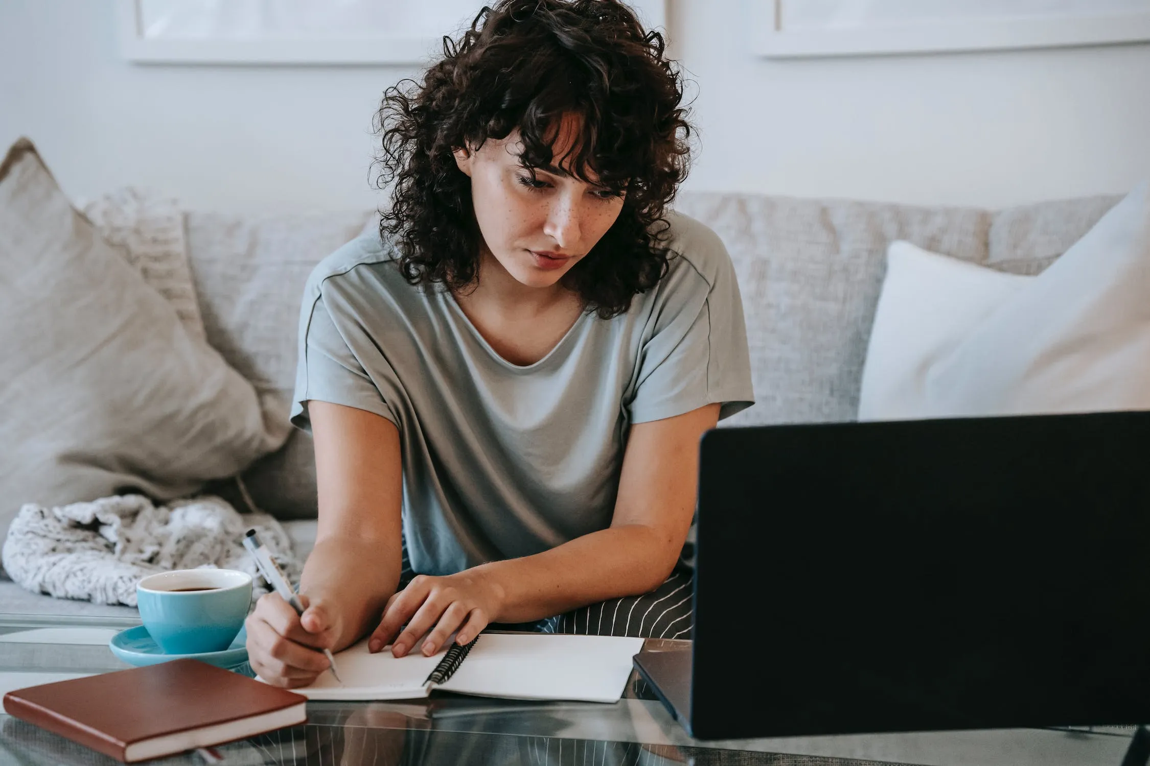 How Much Does It Cost to Hire an Interior Designer? Local vs. Online Interior Designer