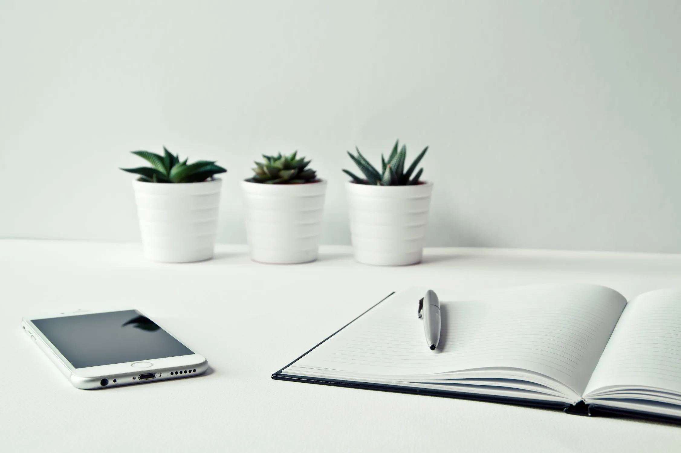In terms of budget, how do the prices vary between hiring a local decorator and an online interior designer?